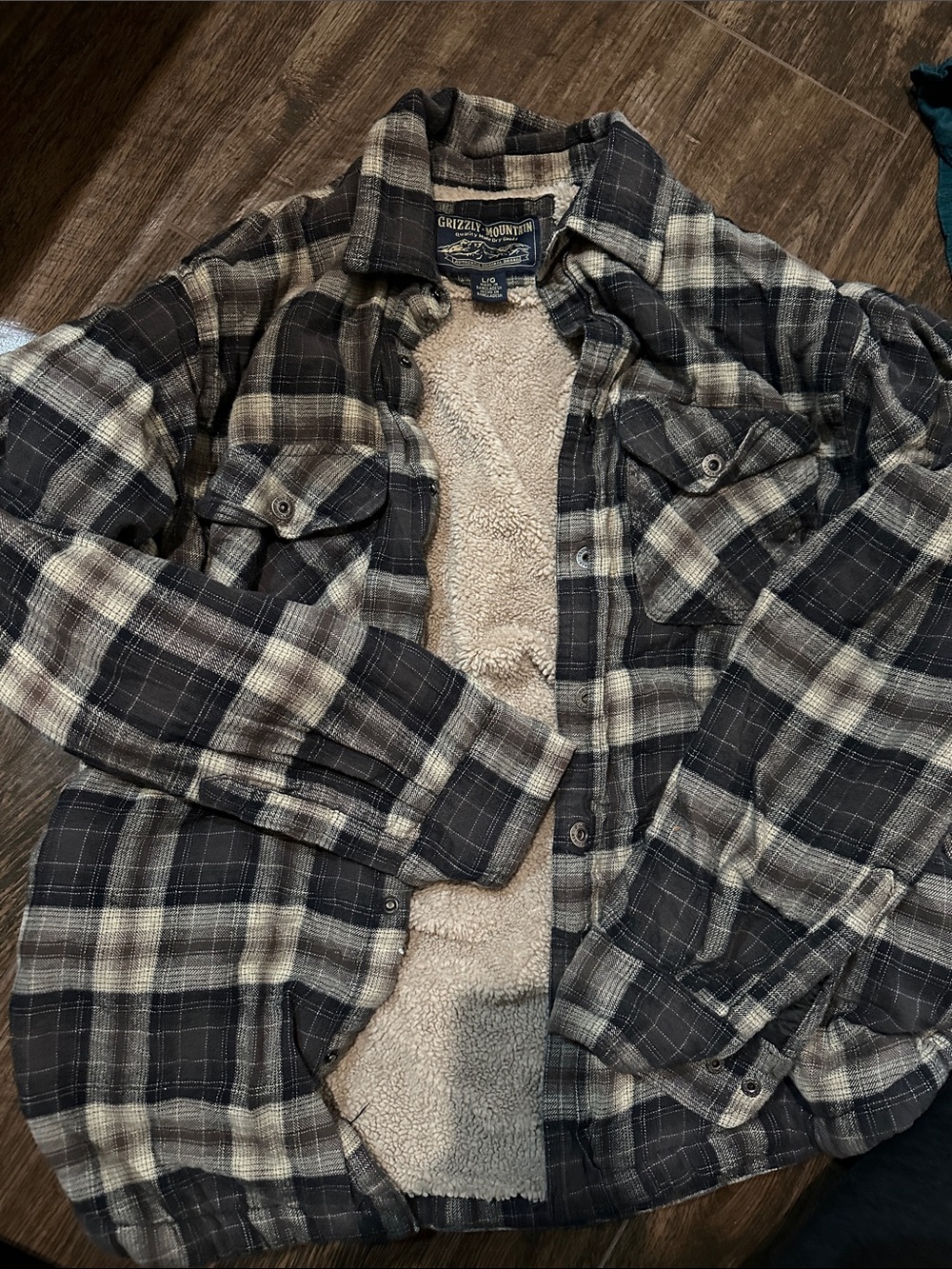 Grizzly Mountain Men’s Black & Gray Sherpa-Lined Plaid Jacket